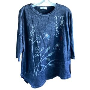 Jess & Jane Medium Top Curiosity 3/4 Sleeve Watercolor Black Floral Dragonfly